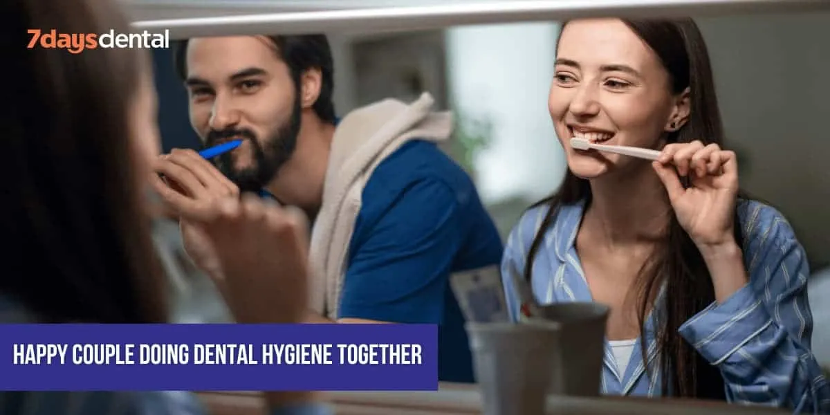 Happy-couple-doing-dental-hygiene-together